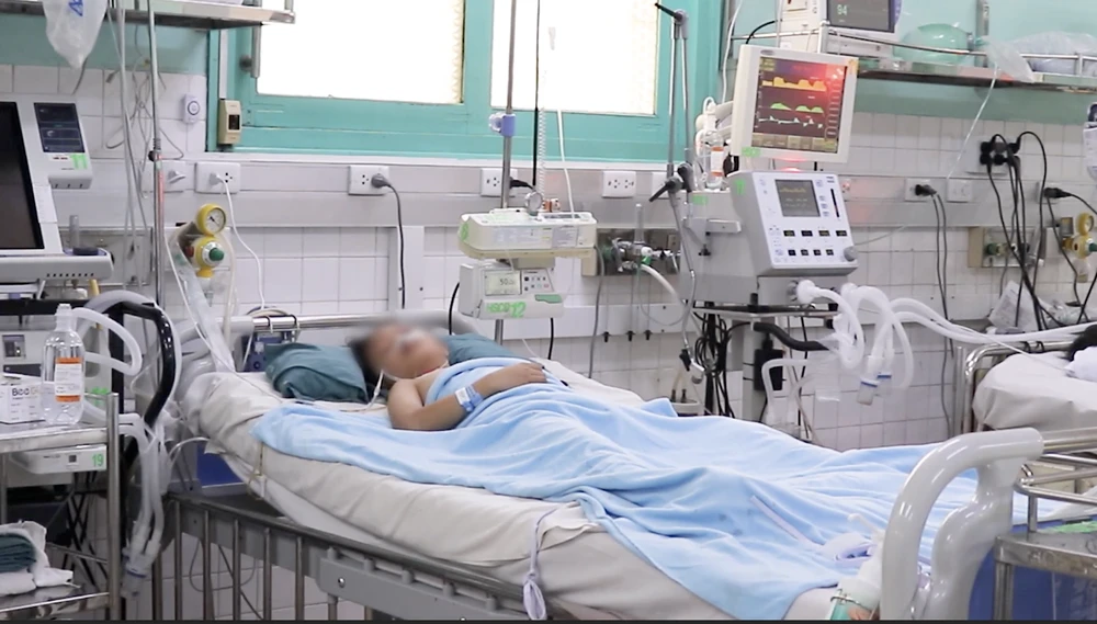 Bé gái 8 tuổi bị cuốn vào cửa cuốn, may mắn thoát nguy kịch