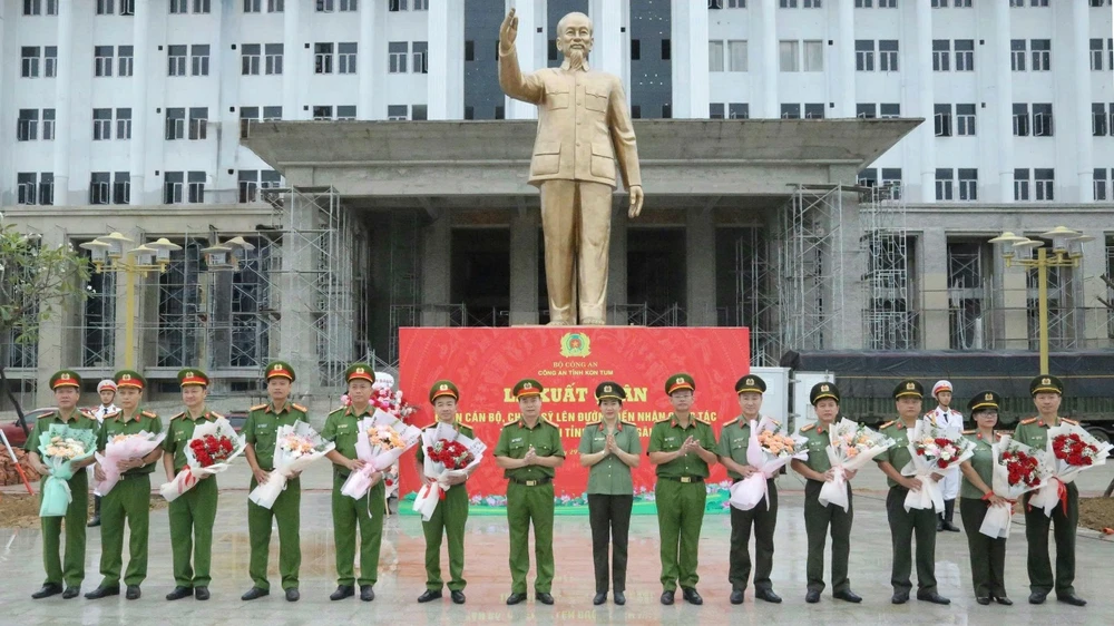 Lãnh đạo, cán bộ, chỉ huy Công an tỉnh Kon Tum đến nhận công tác tại Công an tỉnh Quảng Ngãi