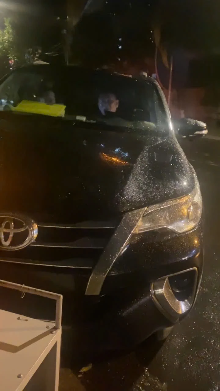 Người đàn ông nghi say xỉn lái ô tô, đòi tông người giữa đêm ở Quảng Ngãi