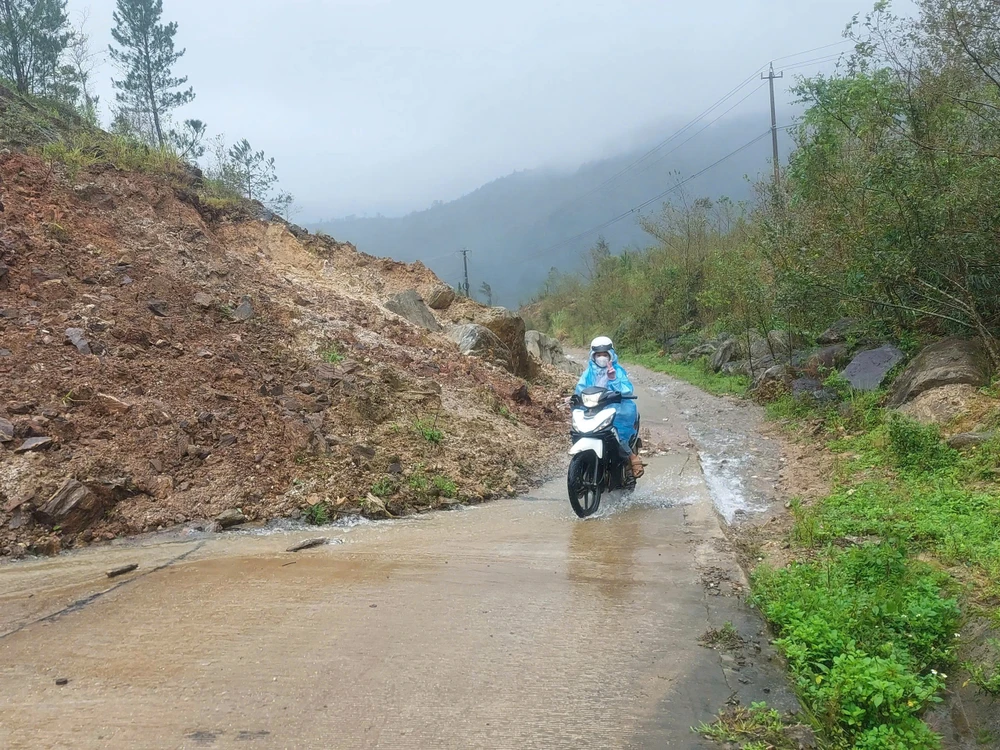 Nhiều tuyến đường phía tây Quảng Ngãi bị sạt lở, nguy cơ chia cắt do mưa bão