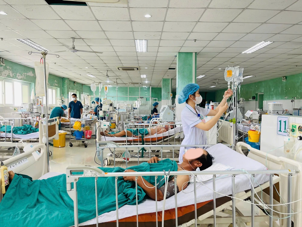 Quảng Ngãi: Hai cha con nhập viện nghi ngộ độc botulinum sau bữa cá chua tự làm