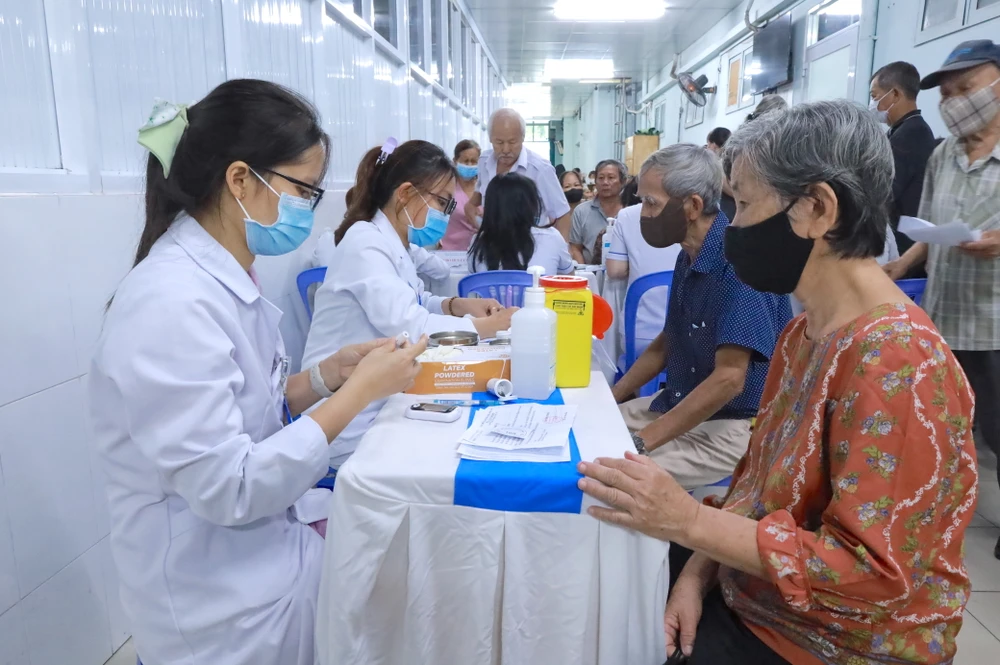 Hơn 300 người dân được khám, phát thuốc miễn phí tại Bệnh viện Đa khoa Thủ Đức