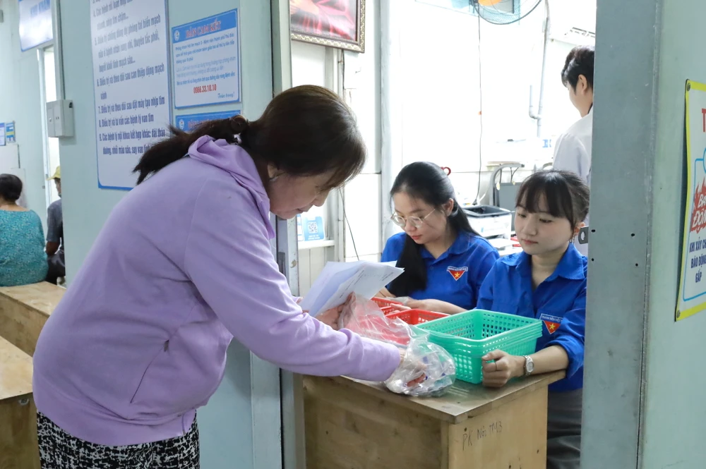 Hơn 300 người dân được khám, phát thuốc miễn phí tại Bệnh viện Đa khoa Thủ Đức