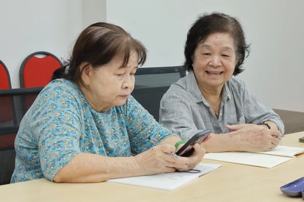 Người trẻ tại TPHCM dạy công nghệ, AI miễn phí cho người lớn tuổi