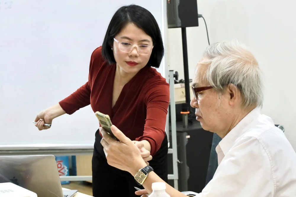 Người trẻ tại TPHCM dạy công nghệ, AI miễn phí cho người lớn tuổi