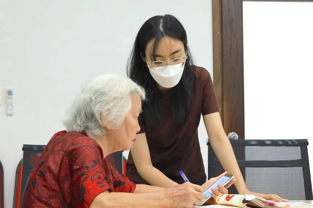 Người trẻ tại TPHCM dạy công nghệ, AI miễn phí cho người lớn tuổi