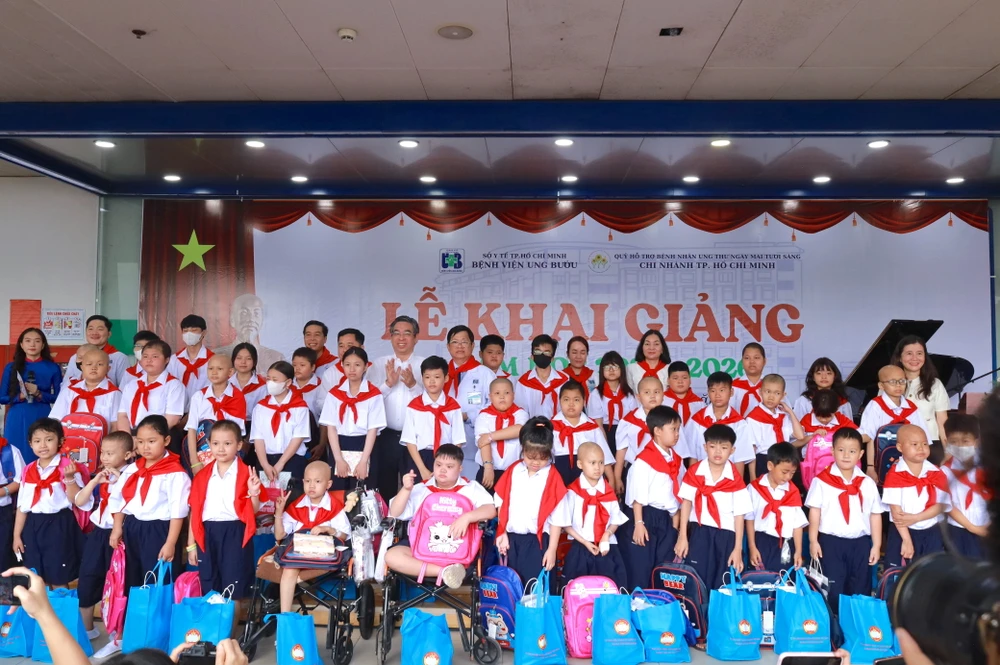 Ngày tựu trường đặc biệt của những bệnh nhi ung thư