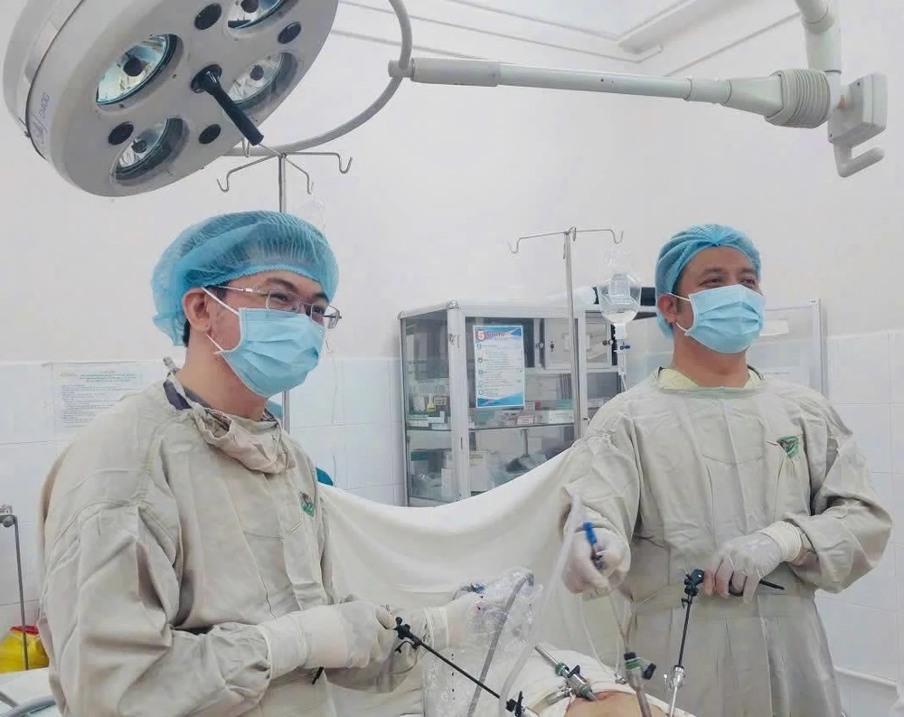 Bóc tách khối u buồng trứng nữ bệnh nhân 21 tuổi