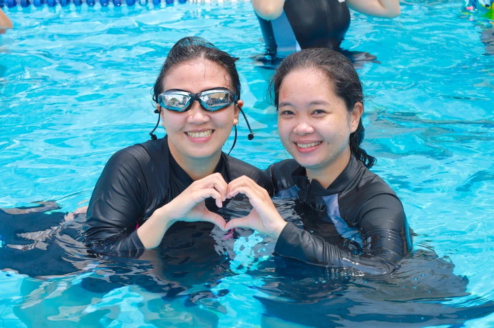 TP.HCM mở lớp bơi miễn phí: Ai cũng háo hức xuống nước