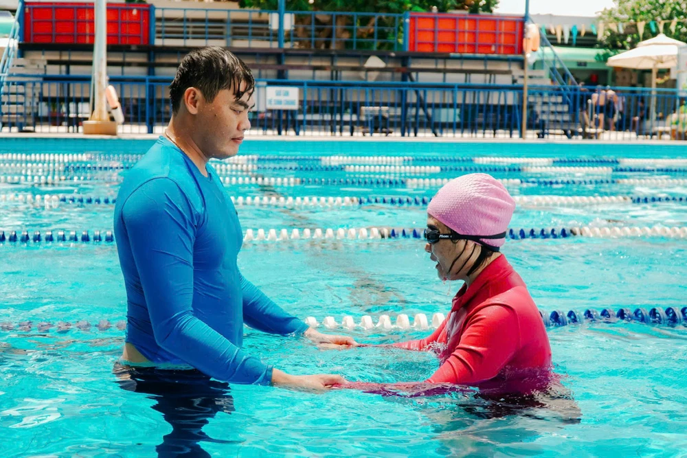 TP.HCM mở lớp bơi miễn phí: Ai cũng háo hức xuống nước