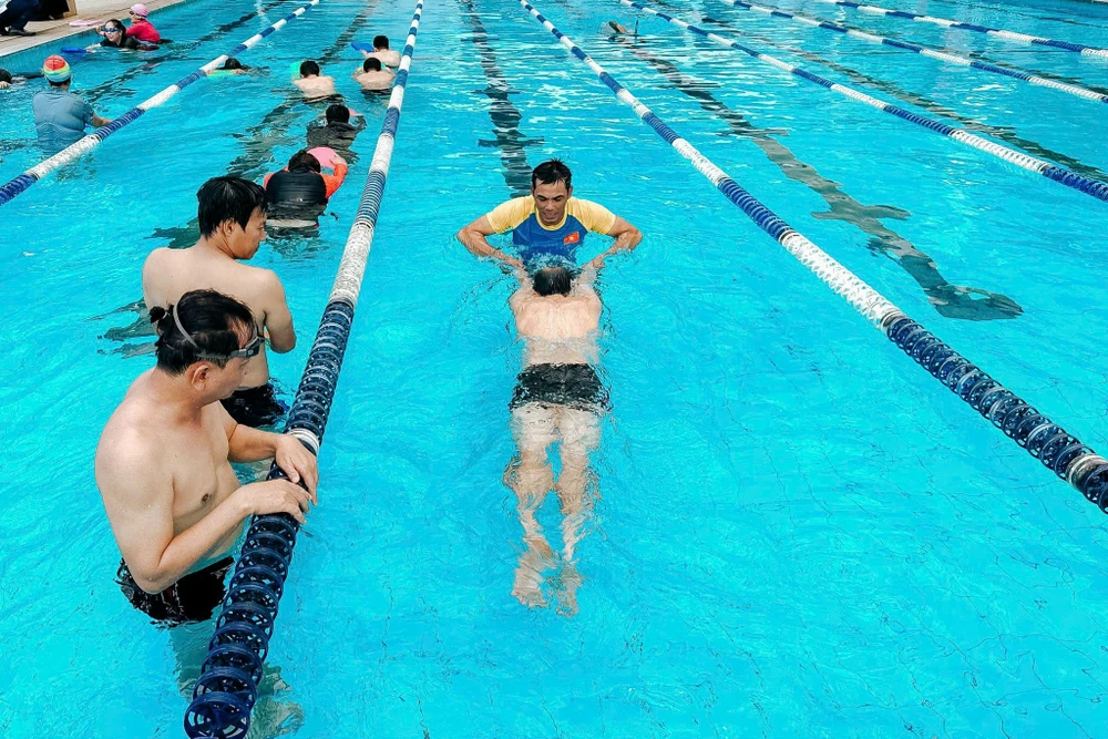 TP.HCM mở lớp bơi miễn phí: Ai cũng háo hức xuống nước