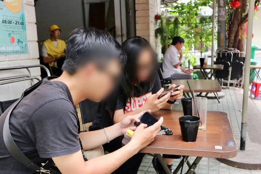 Người trẻ kiệt sức vì lúc nào cũng… online