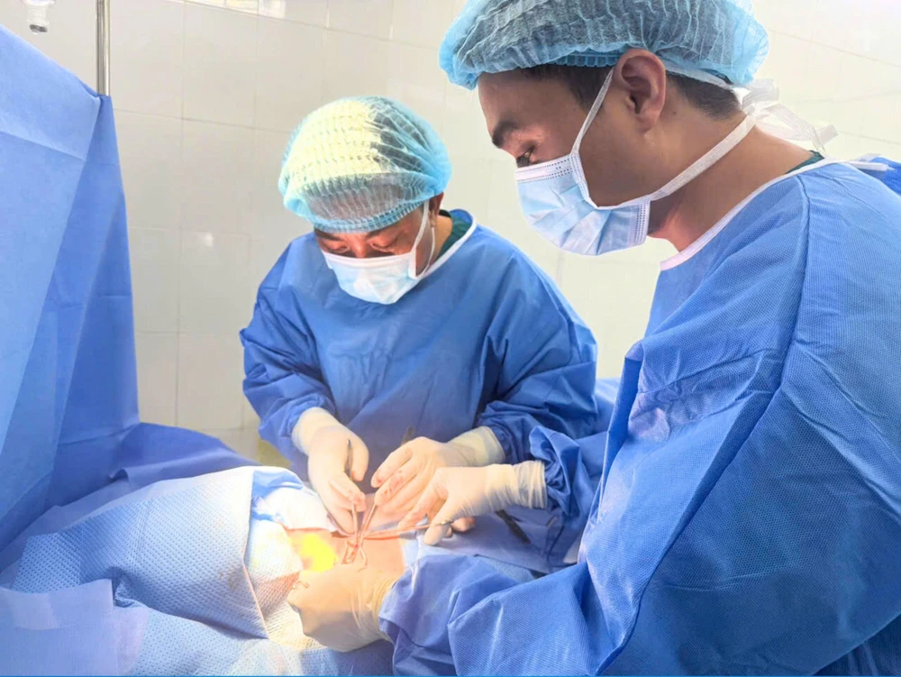 Cô gái 27 tuổi mất khả năng quay cổ vì mắc bệnh bẩm sinh hiếm gặp