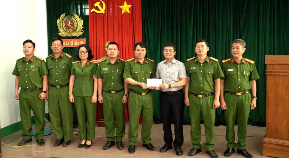 Quảng Ngãi: Thưởng nóng công an xã bắt nhanh nghi phạm chém hai người tại nhà trọ