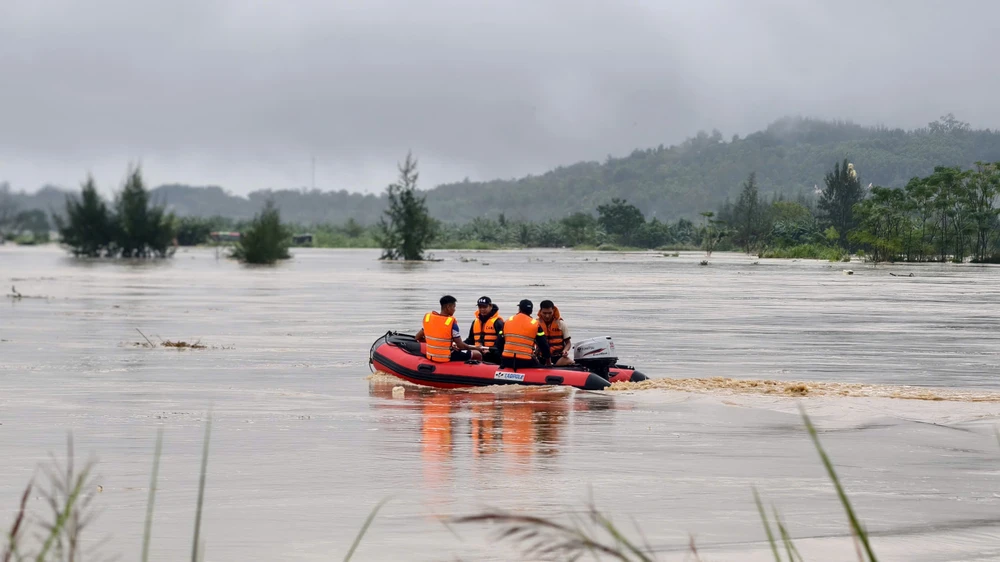 Đang đưa nhiều người kẹt giữa dòng Trà Khúc vào bờ