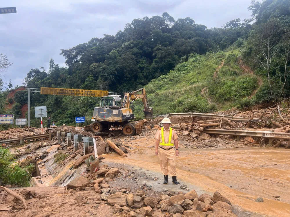 Ba ngày mắc kẹt giữa mưa lũ đèo Lò Xo
