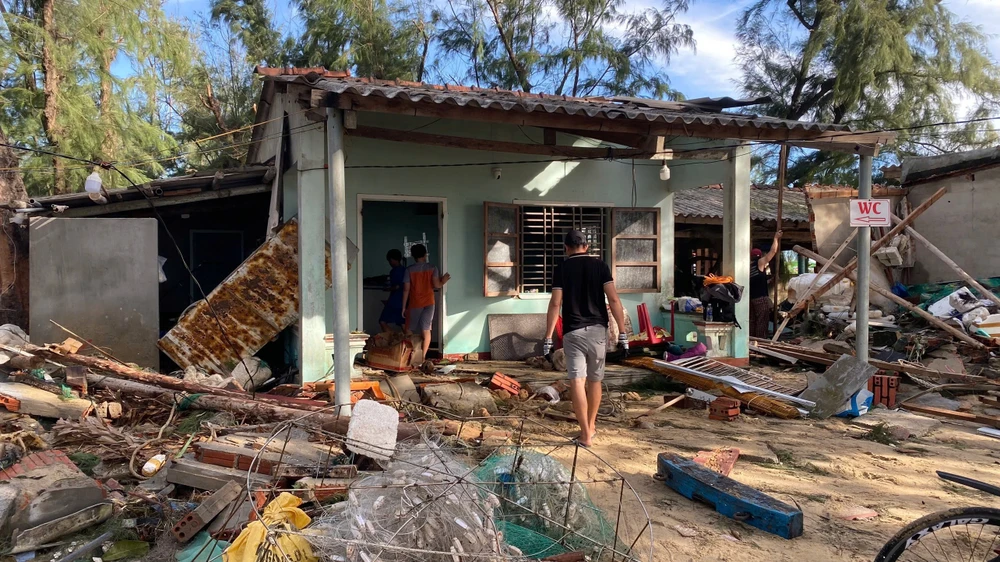 Quảng Ngãi tan hoang sau đêm triều cường dữ, cuốn phăng nhà cửa, hàng quán ven bờ