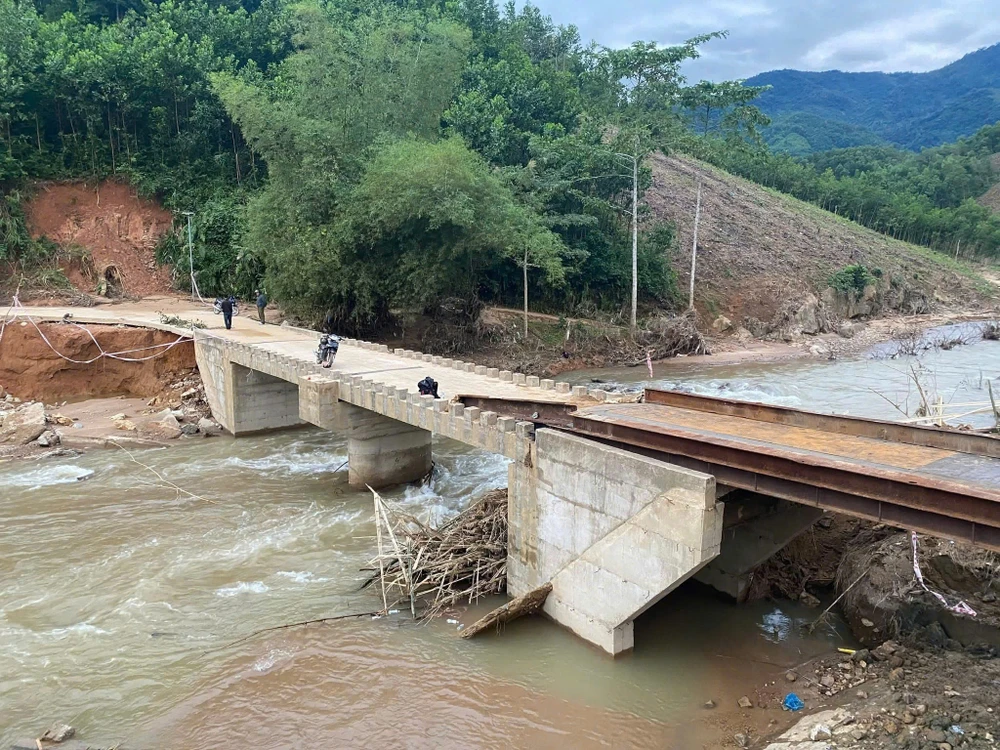Mưa lớn làm tan hoang nhiều tuyến đường, Quảng Ngãi dựng cầu tạm giúp dân đi lại an toàn