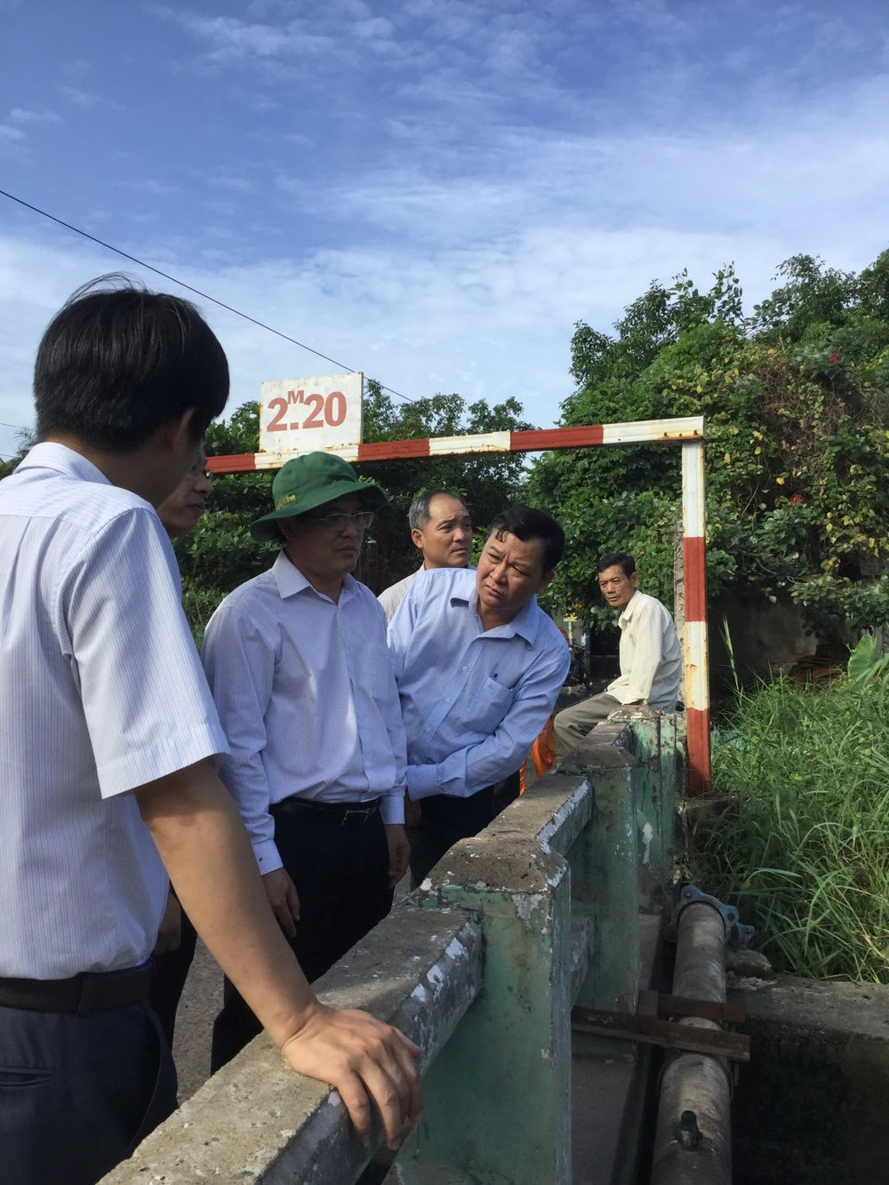 Ông Trực (đội nón) đang bàn kế hoạch khắc phục sự cố