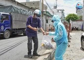 TP.HCM tiếp tục trao túi an sinh cho người dân sau 6-9