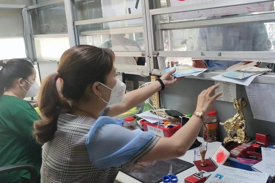 Người dân đến đăng ký khám chữa bệnh tại bệnh viên Phú Nhuận. Ảnh: NGUYỄN HIỀN