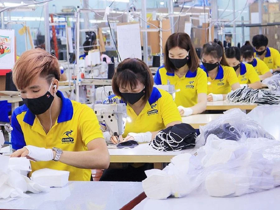 Công nhân làm việc tại một công ty may ở TP.HCM. Ảnh: NGUYỆT NHI Công nhân làm việc tại một công ty may ở TP.HCM. Ảnh: NGUYỆT NHI