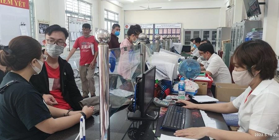 Người dân đến làm thủ tục hộ tịch tại UBND phường 5, quận Gò Vấp. Ảnh:NGUYỄN HIỀN