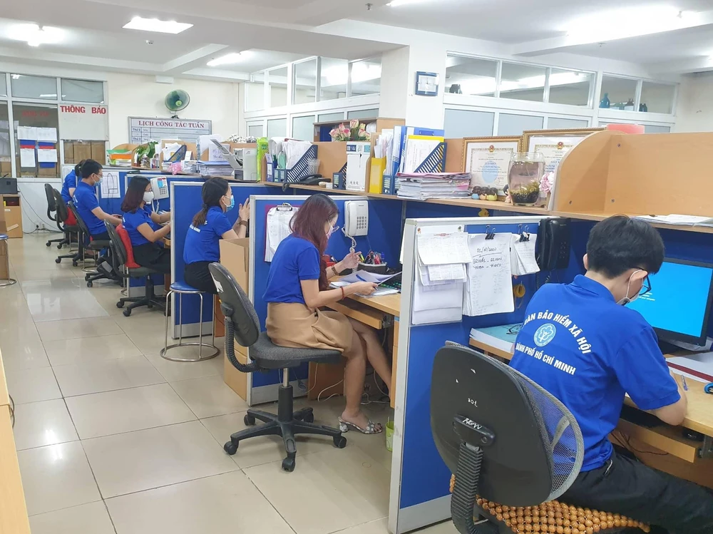 Nhân viên BHXH TP.HCM đang làm việc vào ngày thứ Bảy để xác nhận hỗ trợ tiền thuê nhà. Ảnh: NH