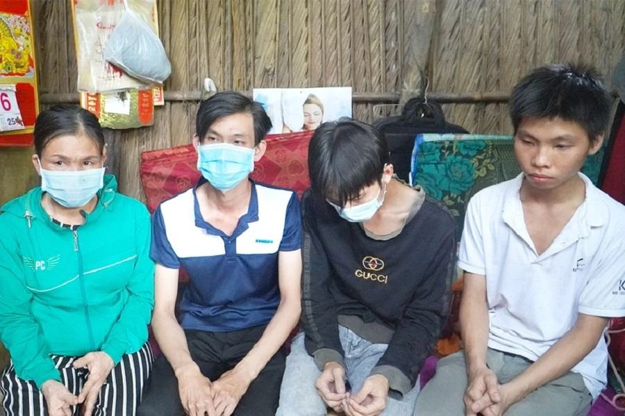 Ba anh em Tùng lúc chưa được có giấy khai sinh.Ảnh: MINH TÂM