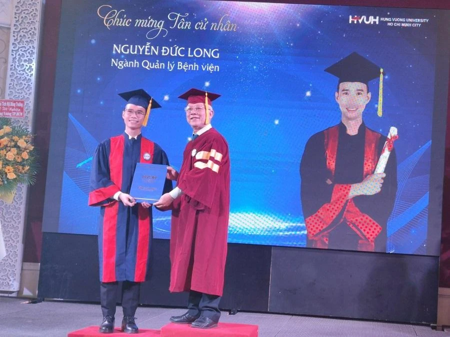 Tân cử nhân trường Đại học Hùng Vương đang được trao bằng tốt nghiệp. Ảnh: NGUYỂN HIỀN