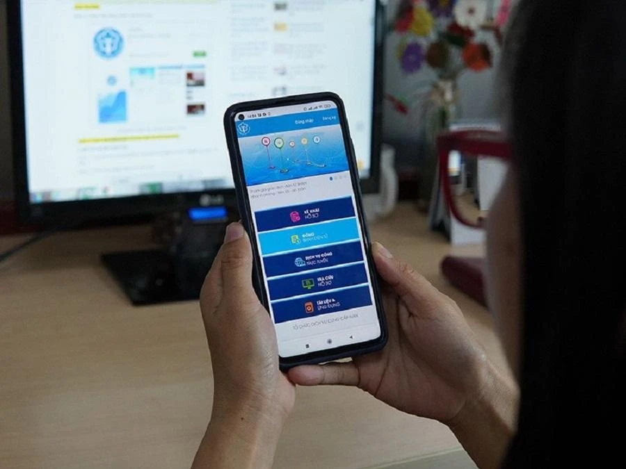 Người lao động đang tra cứu quá trình tham gia BHXH trên ứng dụng VssID. Ảnh: NH Người lao động đang tra cứu quá trình tham gia BHXH trên ứng dụng VssID. Ảnh: NH