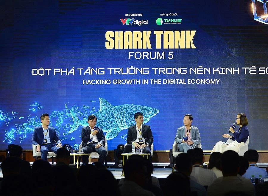 Các chuyên gia kinh tế, các nhà đầu tư lớn đang chia sẽ những giải pháp chuyển đổi số. Ảnh: VH
