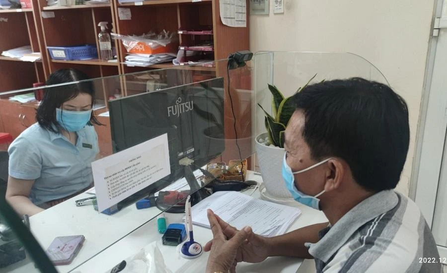 Người dân đến cơ quan BHXH quận 12 thực hiện thủ tục hành chính liên quan đến BHXH. Ảnh: NGUYỄN HIỀN Người dân đến cơ quan BHXH quận 12 thực hiện thủ tục hành chính liên quan đến BHXH. Ảnh: NGUYỄN HIỀN