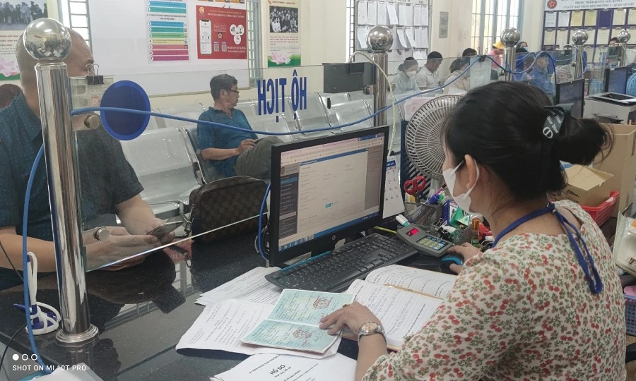 Cán bộ phường 5, quận Gò Vấp, TP.HCM đang giải quyết hồ sơ hành chính cho người dân. Ảnh: NH