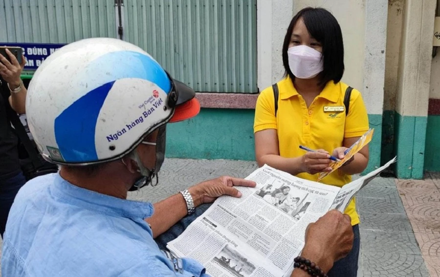 Người dân được tư vấn những quyền lợi khi tham gia BHXH tự nguyện. Ảnh: NGUYỄN HIỀN