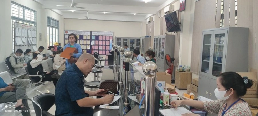 Người dân đến UBND phường 5, quận Gò Vấp thực hiện các thủ tục hành chính. Ảnh: NH