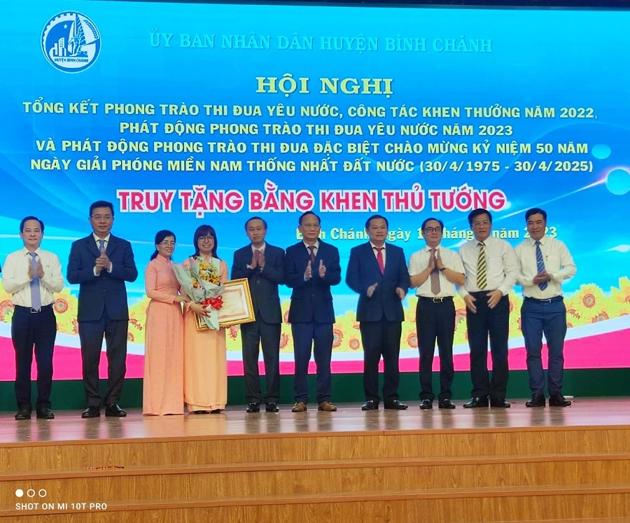 Vợ ông Đào Gia Vượng, nguyên Chủ tịch UBND huyện Bình Chánh nhận Bằng khen của Thủ tướng Chính phủ. Ảnh: NGUYỄN HIỀN