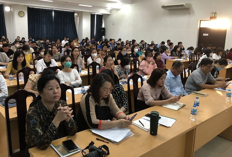 Đại diện doanh nghiệp tham gia Hội nghị đối thoại với chủ đề “ những điểm mới của chính sách BHXH, BHYT trong năm 2023”. Ảnh: NGUYỄN HIỀN