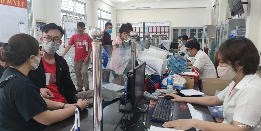 Người dân đến làm thủ tục hành chính tại UBND phường ở quận Gò Vấp, TP.HCM. Ảnh: NGUYỄN HIỀN