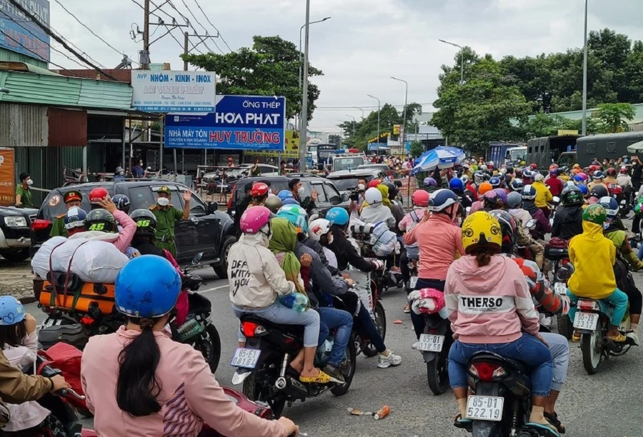 Người dân lưu thông bằng xe máy về quê vào dịp lễ, tết. Ảnh: VŨ HỘI