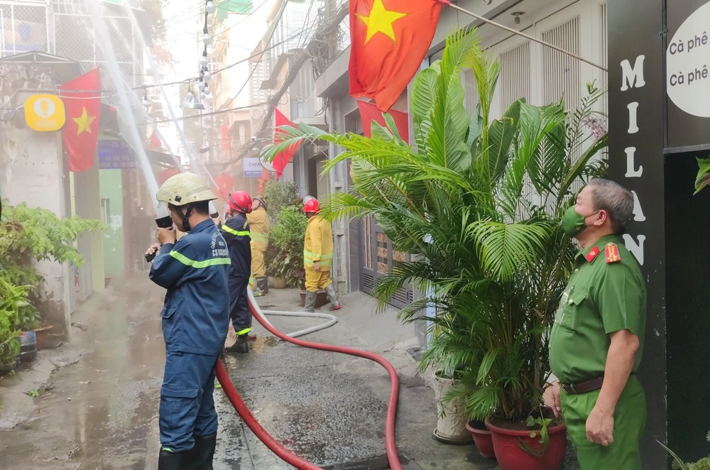 Thượng tá Nguyễn Văn Nhứt, Phó trưởng Công an Quận 1 đang chỉ đạo buổi diễn tập PCCC. Ảnh: NGUYỄN HIỀN