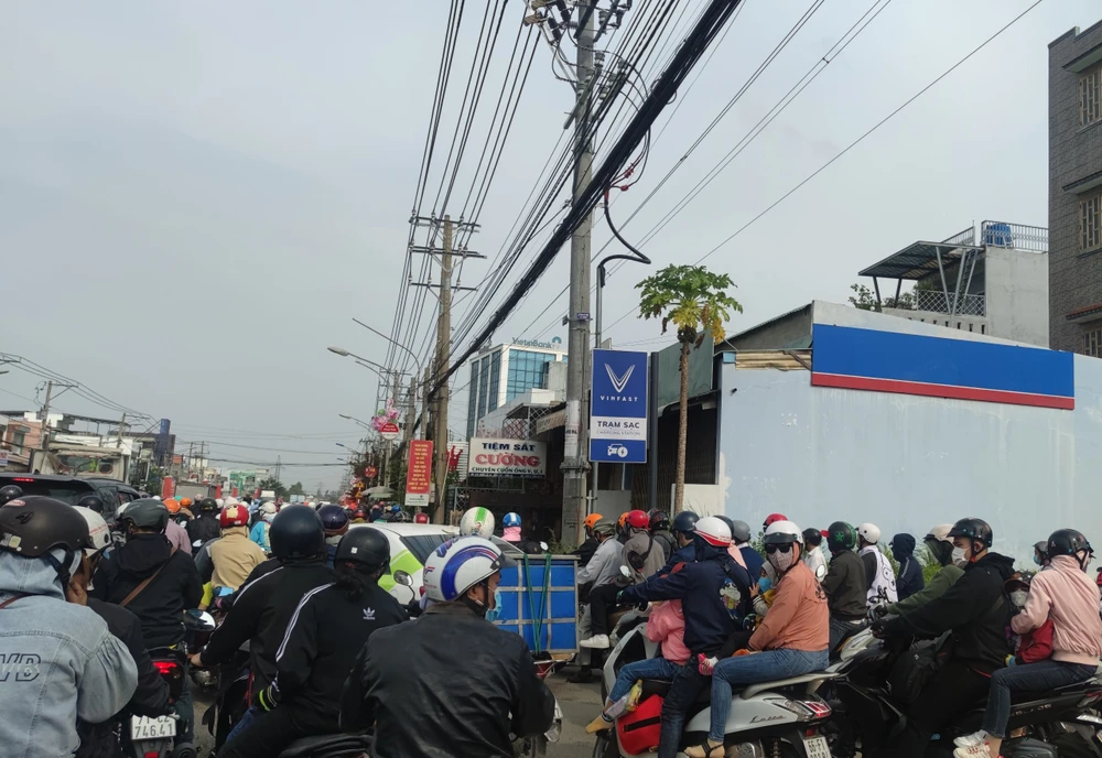 Đường Quốc lộ 1A, đoạn gần cầu Bến Lức vào lúc 10 sáng ngày 29-4, có nhiều xe lưu thông. Ảnh: NGUYỄN HIỀN