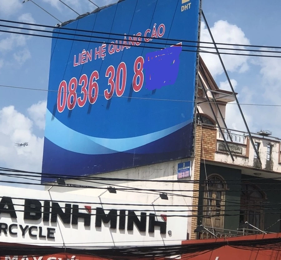 Bảng quảng cáo trang web cá cược đã được gỡ xuống. Ảnh: QUỲNH MAI