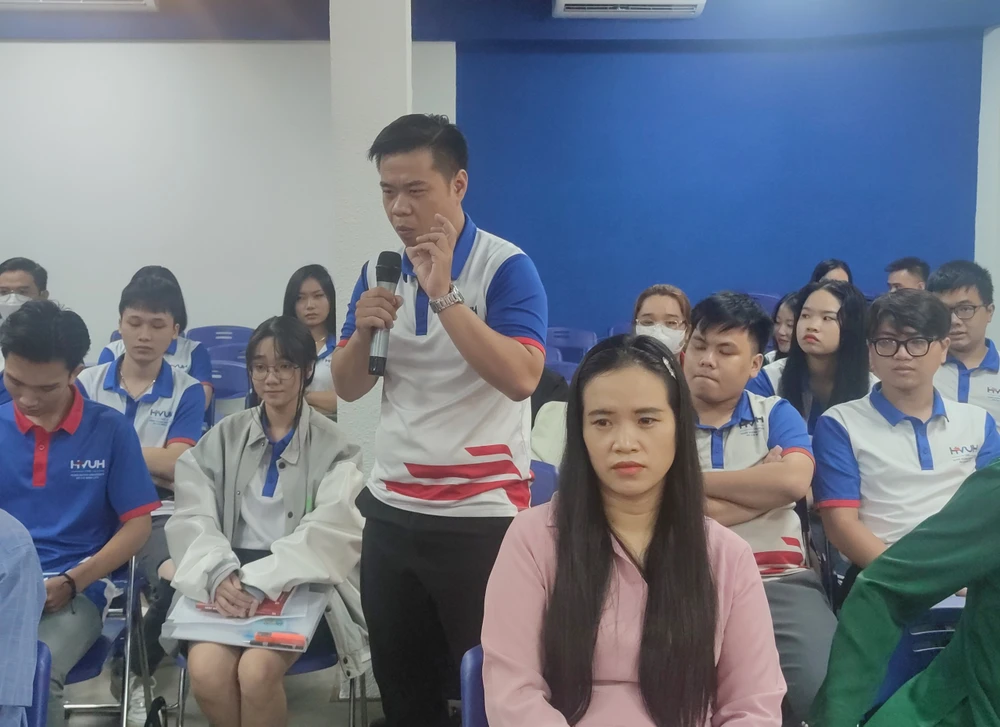 Sinh viên trường Đại học Hùng Vương nêu những vấn đề cần sửa đổi dự thảo Luật Đất đai. Ảnh: NGUYỄN HIỀN