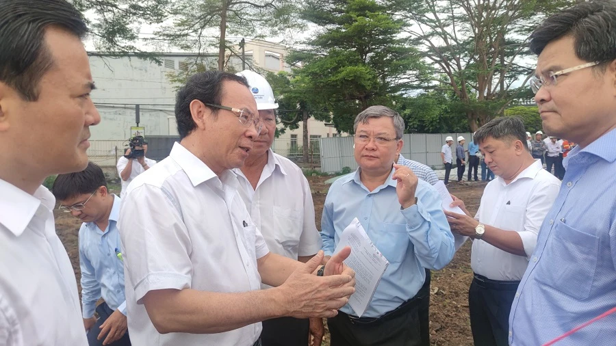 Bí thư Nguyễn Văn Nên cùng đoàn công tác kiểm tra dự án. Ảnh: NGUYỄN HIỀN