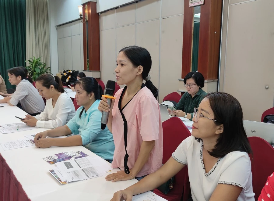 Chị Võ Thị Nguyên chia sẽ kinh nghiệm nuôi dạy con khi tham gia dự án. Ảnh: NGUYỄN HIỀN