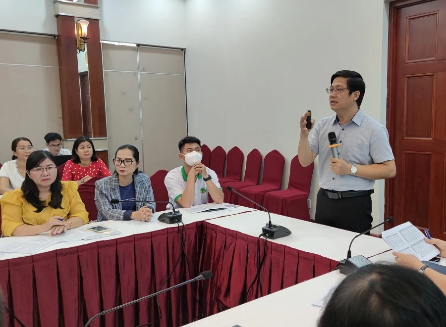 Ông Phạm Đình Nghinh, Phó Chủ tịch Hội Bảo vệ quyền lợi trẻ em TP.HCM báo cáo kết quả đạt được khi thực hiện dự án. Ảnh: NGUYỄN HIỀN