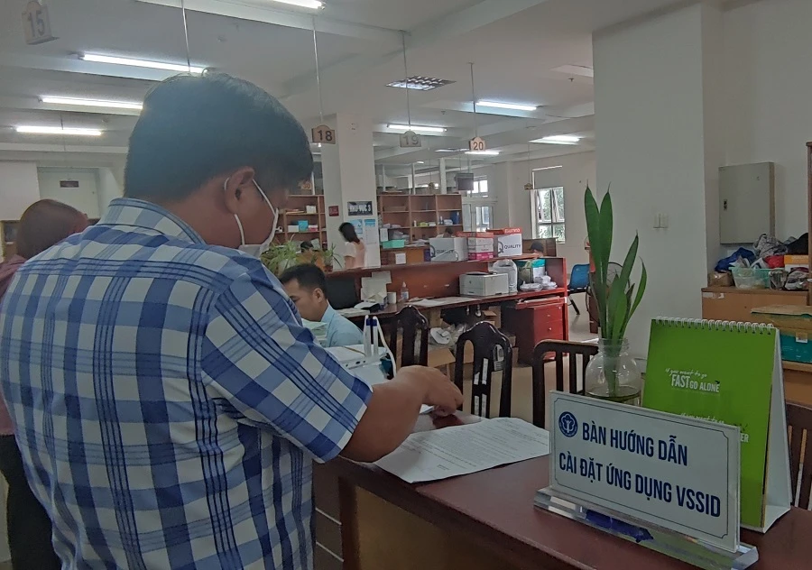 Người dân đến cơ quan BHXH TP.HCM thực hiện các thủ tục hành chính. Ảnh: NGUYỄN HIỀN