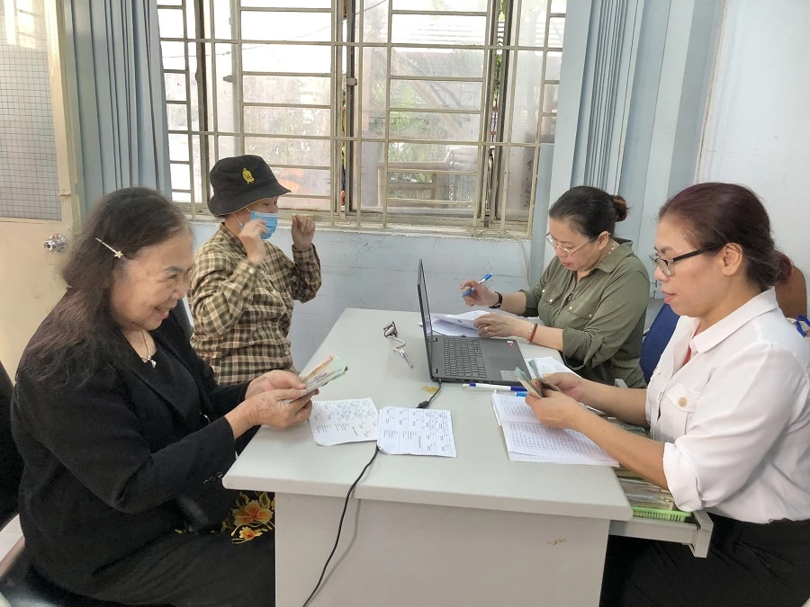 Người dân tại TP.HCM nhận lương hưu theo mức tăng mới. Ảnh: Thế Mỹ Người dân tại TP.HCM nhận lương hưu theo mức tăng mới. Ảnh: Thế Mỹ