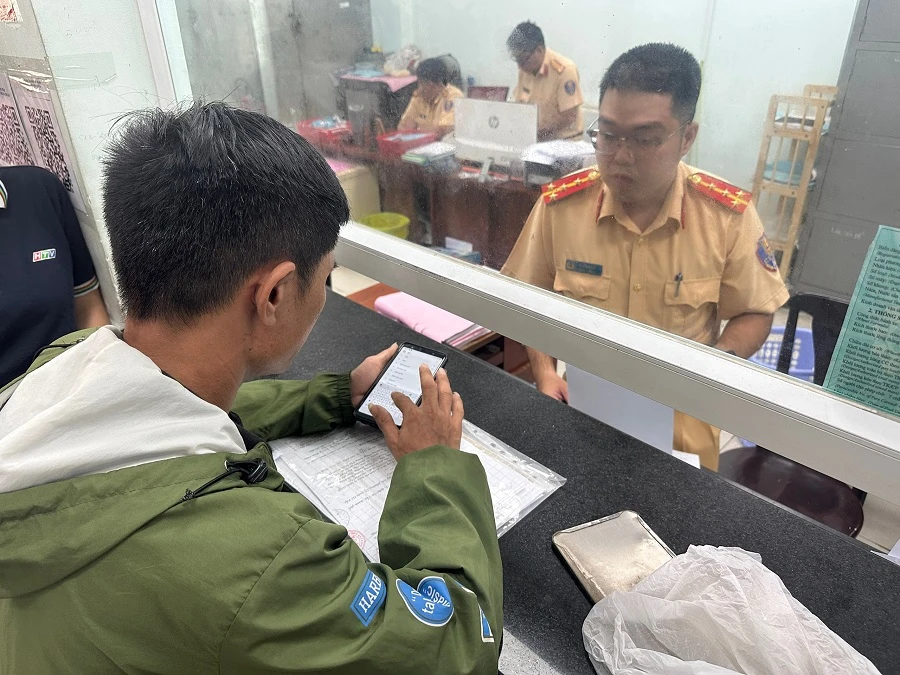 Người dân tại TP.HCM đang thực hiện các thủ tục liên quan đến thủ tục thu hồi, đăng ký xe. Ảnh: HUỲNH THƠ Người dân tại TP.HCM đang thực hiện các thủ tục liên quan đến thủ tục thu hồi, đăng ký xe. Ảnh: HUỲNH THƠ